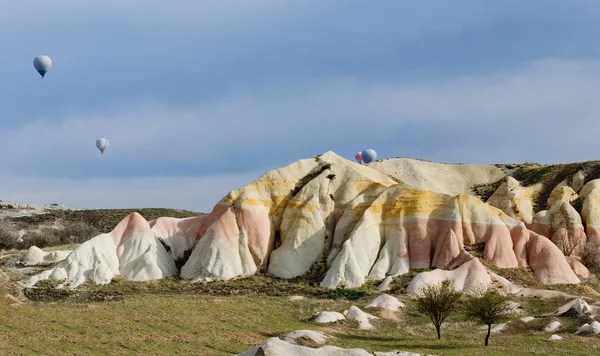 Formações rochosas típicas no crepúsculo da Capadócia, Turquia — Fotografia de Stock