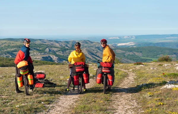 Ciclistas montados em serpentina de montanha — Fotografia de Stock