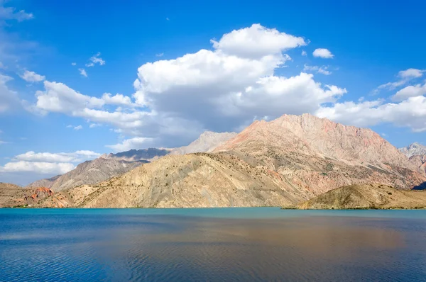 Reflexões naturais em um lago e belas nuvens — Fotografia de Stock