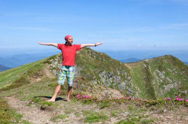 Çiçek alan dağda yürüyüş trekker