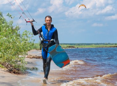 Sörf tahtaları ile Sahilde yürüyüş uçurtma sörfçü