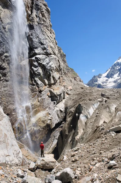 Tourist looks at highest waterfall — Stock Photo, Image