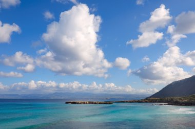 bir göl ve güzel bulutlar doğal yansımaları
