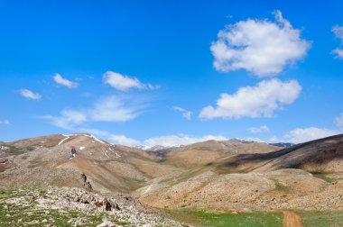 Tacikistan fann dağlarında dağ manzarası.