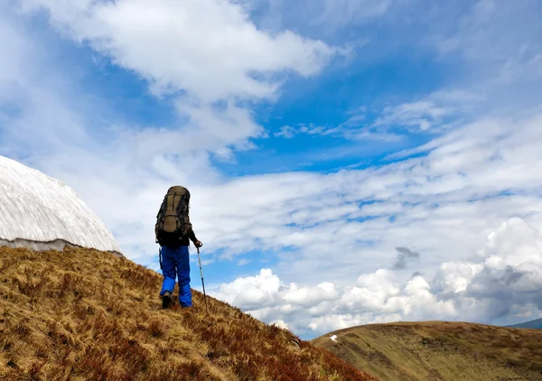 Одинокий турист с голубым небом — стоковое фото