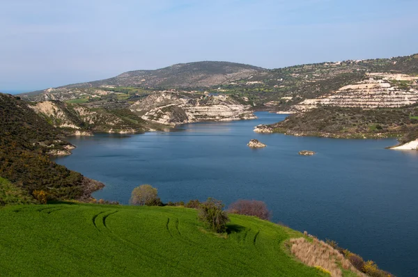 Beau lac de montagne, cyprus — Photo