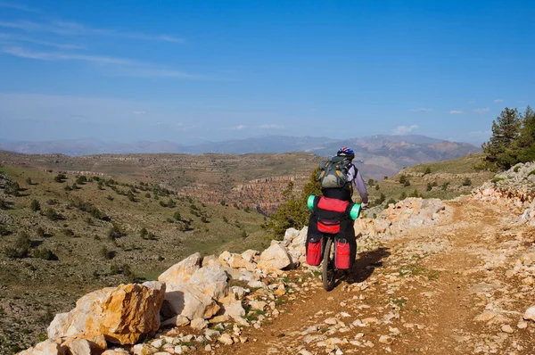 Cyclist riding on mountain serpentine in Turkey — Stock Photo, Image