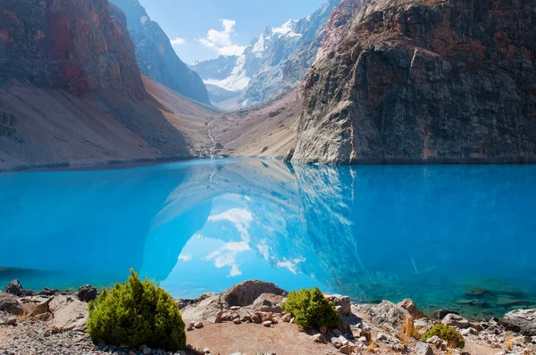 Tacikistan ülkesindeki görkemli dağ gölü — Stok fotoğraf