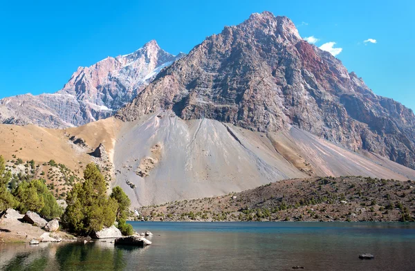 Majestic mountain lake i Tadzjikistan — Stockfoto