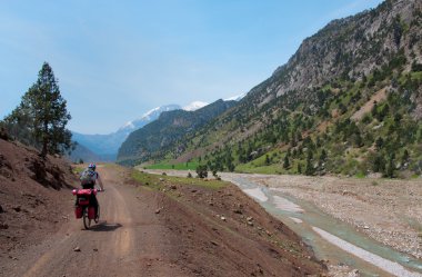 Bisikletçi dağ Türkiye'de yılan gibi sürme