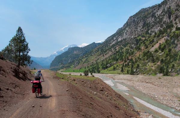 Cyclist riding on mountain serpentine in Turkey — Stock Photo, Image