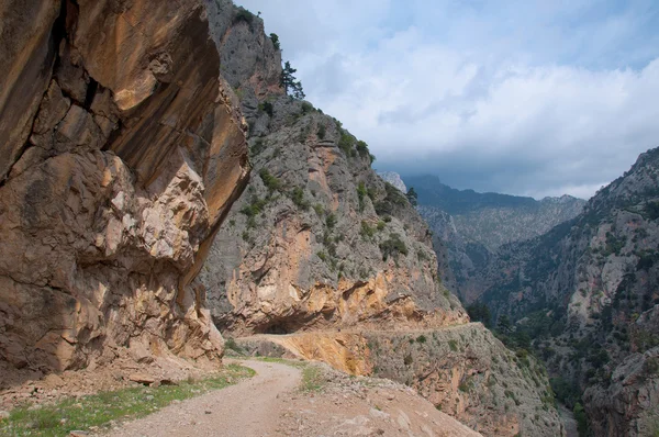 La route à travers le canyon dans les montagnes — Photo