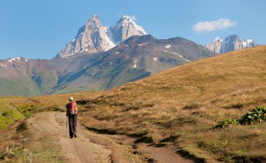 Turist gündoğumu dağlarda yükselir