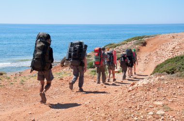 turist büyük sırt çantaları ile grup olan deniz yolu üzerinde