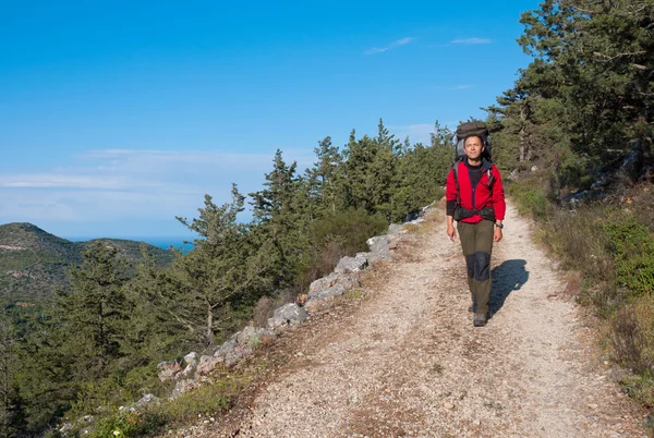 Турист с большим рюкзаком прогулки в горах — стоковое фото