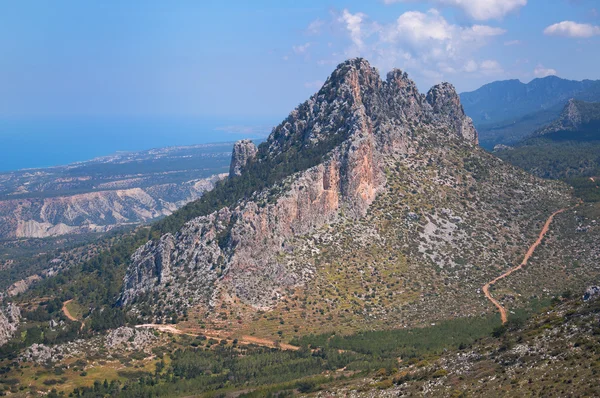 Un grand nuage planait sur la montagne à Chypre — Photo