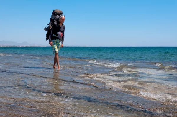 Akdeniz'in temiz su ile yürüyüş büyük bir sırt çantası ile turizm