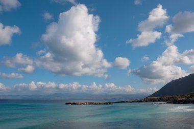 Güzel gökyüzü bulutlu Akdeniz. Kıbrıs