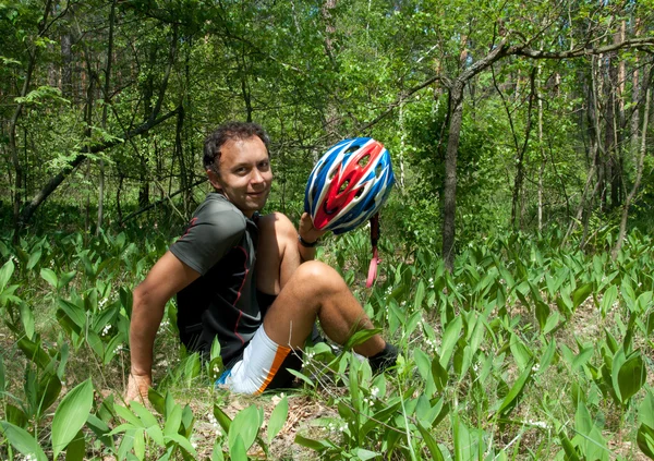 Расслабляющий велосипедист в хвойных лесах весной под соснами — стоковое фото