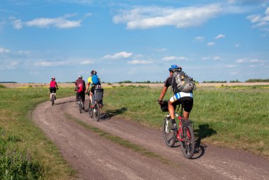Turistler dağ Bisiklet toprak yol üzerinde grup. 