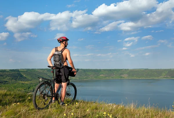 Motociclista de montanha ao lado de um belo reservatório Bakota. Ucrânia — Fotografia de Stock