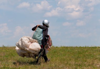 Yamaçparaşütü güzel bakota rezervuar üzerinde uçmaya hazırlar.