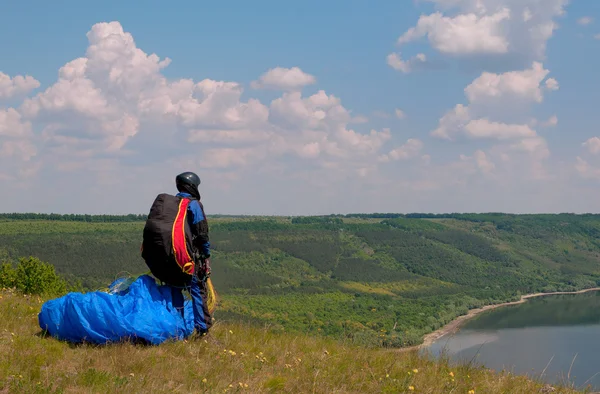 Paraglider prepares to fly over beautiful Bakota reservoir. — Stock Photo, Image