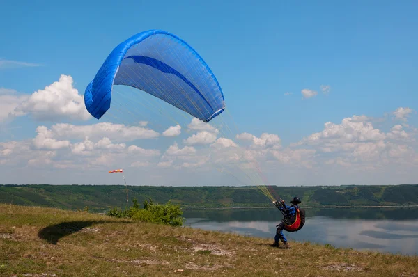 Paraglider prepares to fly over beautiful Bakota reservoir. — Stock Photo, Image