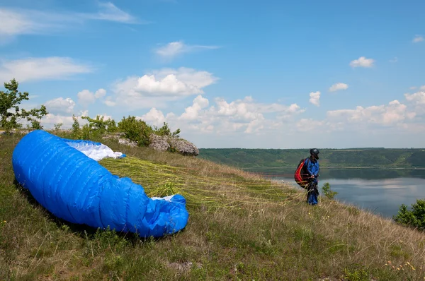 Paraglider prepares to fly over beautiful Bakota reservoir. — Stock Photo, Image