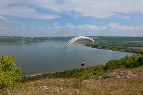 Параплан над красивым водохранилищем Бакота в облаках — стоковое фото