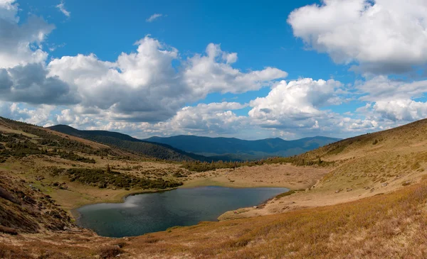 Lago en las Montañas Cárpatas. Ucrania — Foto de Stock
