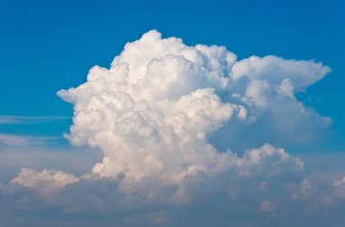 thunderclouds ve mavi gökyüzü.