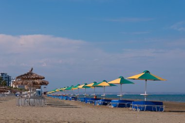 renkli şemsiye plajda