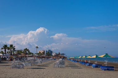 renkli şemsiye plajda