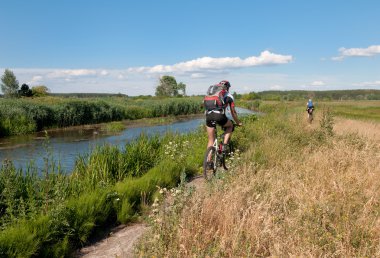 Dağ bisikletçinin yanında güzel bir nehir