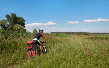 Dağ bisikletçinin yanında güzel bir nehir