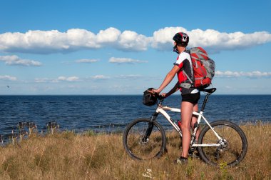 Dağ bisikletçinin yanında güzel bir nehir