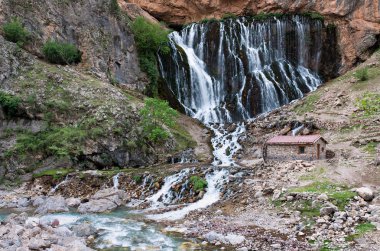 Büyük güzel şelale Kapuzbashi Türkiye'de