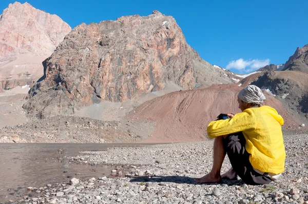 El hombre es guiado en las montañas cerca del lago fangoso — Foto de Stock