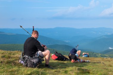 Sırt çantaları dağlarda üzerinde turist grup