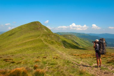 Uzun yürüyüşe çıkan kimse fotoğrafçı alarak resim Dağları