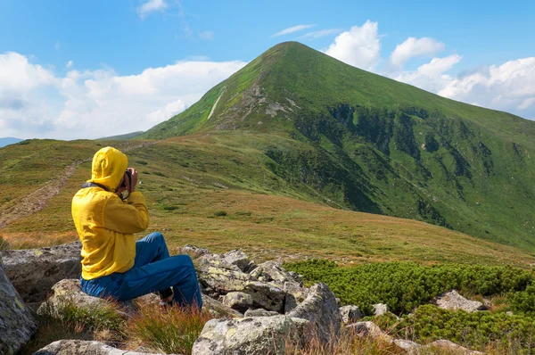 Hiker photographer taking picture of mountains — Stock Photo, Image