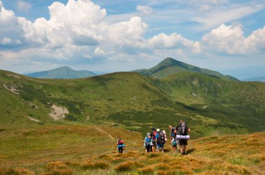 Büyük sırt çantaları turistlerle gruptur dağda