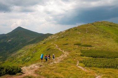 Büyük sırt çantaları turistlerle gruptur dağda