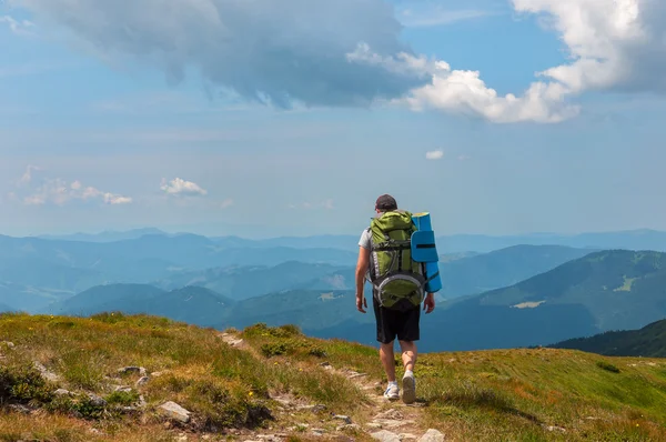 Tourist steht auf Hügel und sieht Berg — Stockfoto