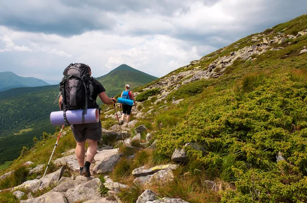 Group of tourists with large backpacks are on mountain — Stock Photo, Image