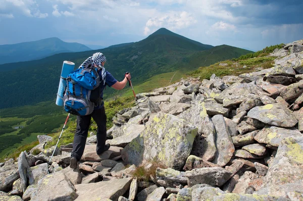 Tourist with large backpack  on mountain — Stock Photo, Image