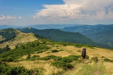 Dağlarda izi boyunca yürüyüş turizm