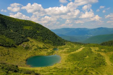 Karpat Dağları gölde. Ukrayna