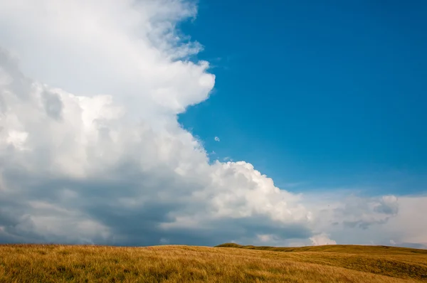 thunderclouds ve mavi gökyüzü.